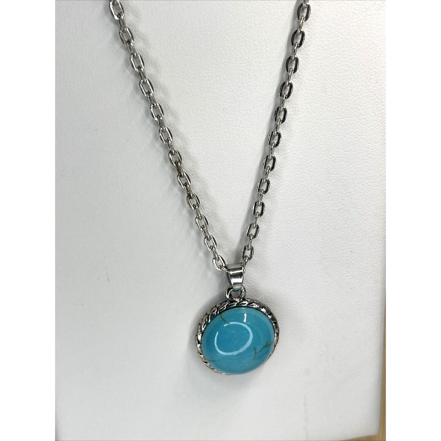 Silver Plated Faux Turquoise Pendant Necklace Stunning Chic Stylish Fashion NWT