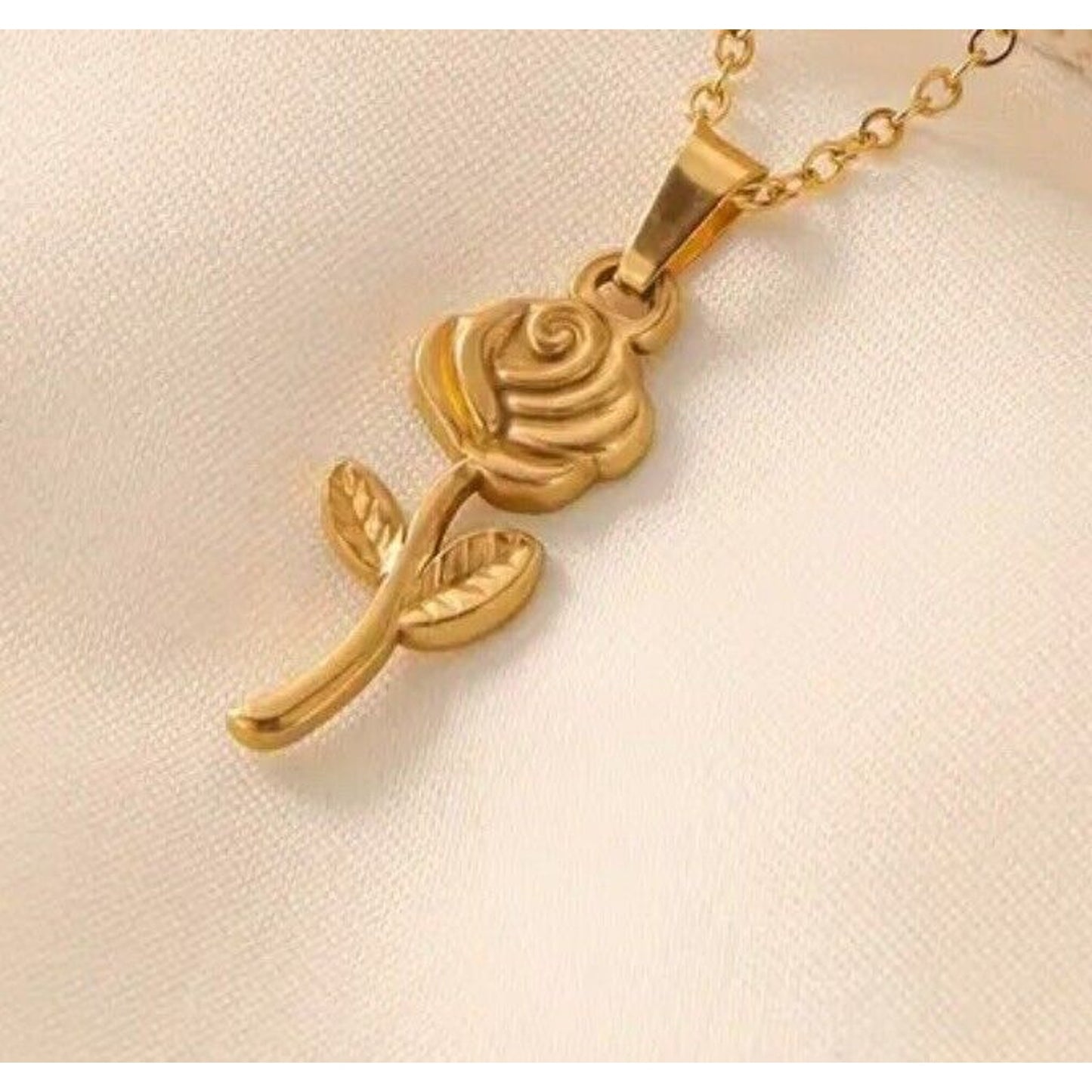 18K Gold Plate Rose Pendant Necklace Elegant Chic Stylish Ladies Fashion NWT