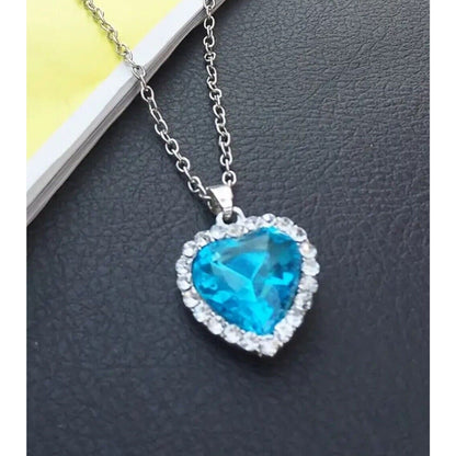 Silver Tone Crystal Heart Pendant Necklace Charm Stylish Trendy Fashion Chic NWT