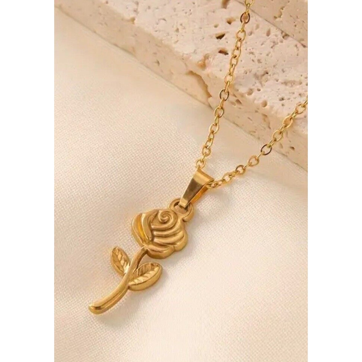 18K Gold Plate Rose Pendant Necklace Elegant Chic Stylish Ladies Fashion NWT