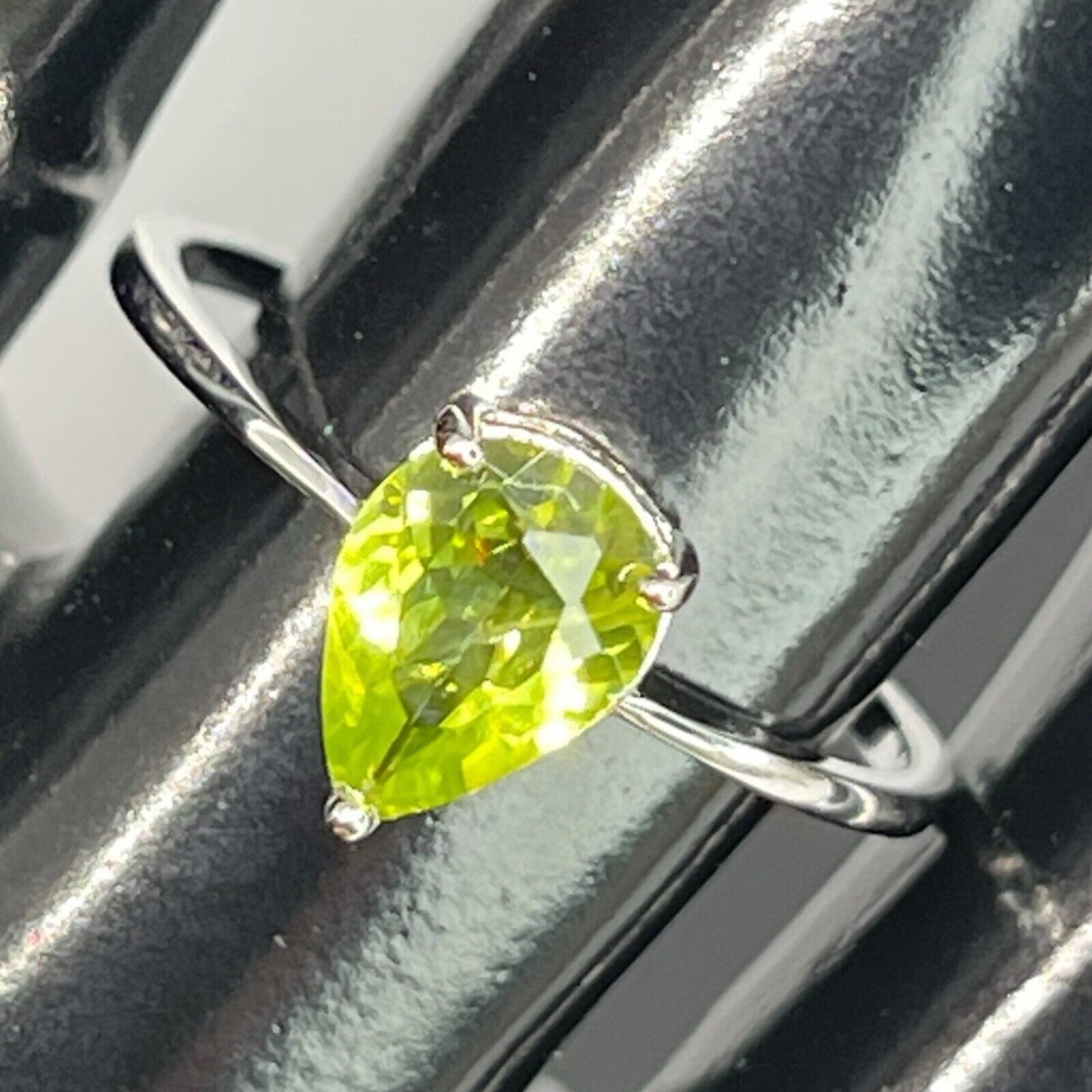 LUXY Gems Natural Green Peridot Sterling Silver Ring (Sz 7) Luxury Fashion Style