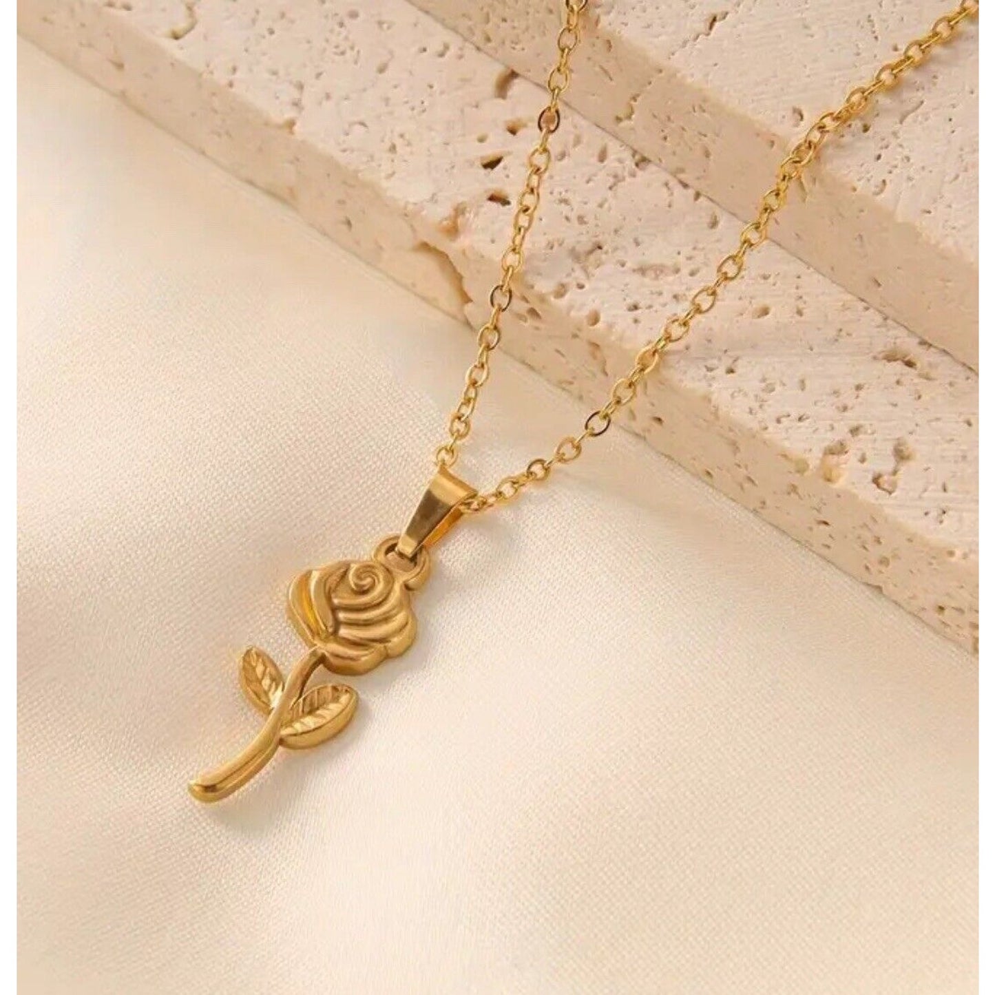 18K Gold Plate Rose Pendant Necklace Elegant Chic Stylish Ladies Fashion NWT