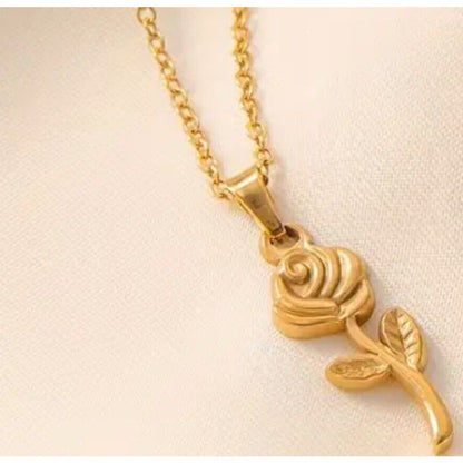 18K Gold Plate Rose Pendant Necklace Elegant Chic Stylish Ladies Fashion NWT