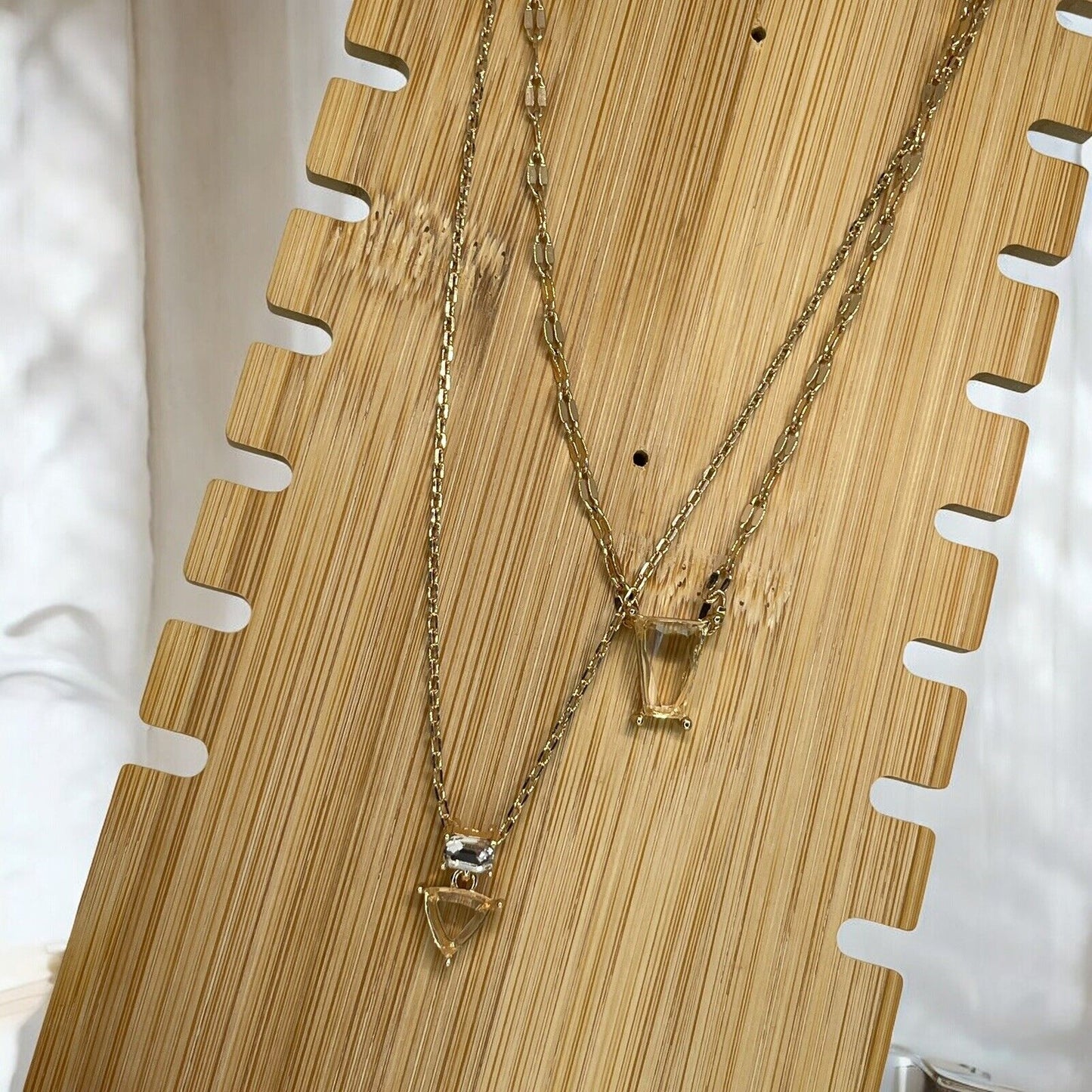 Guess Gold Tone Crystal Pendant Layered Necklace Fashion Style Trendy Stunning